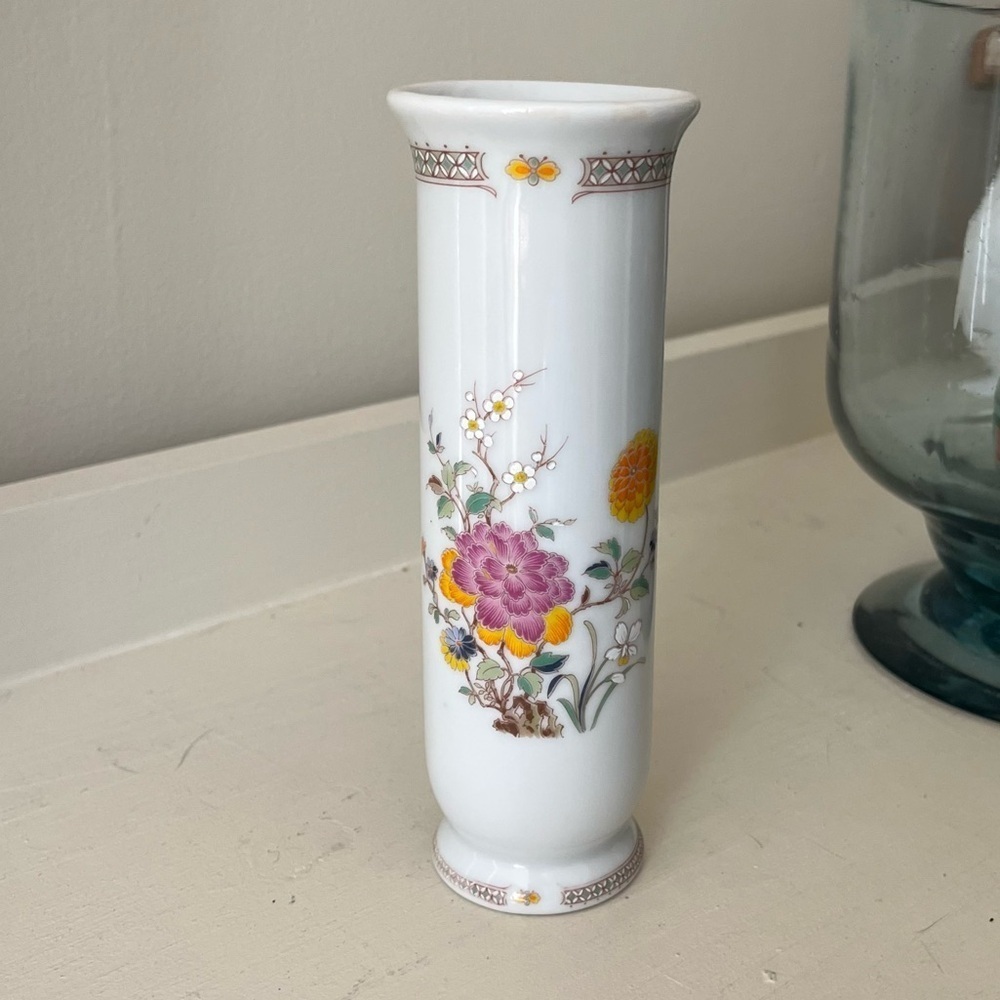 Trina Floral White Porcelain Vase Made in Japan - Picture 11 of 15